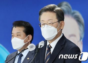 李, 대선 55일 앞두고 지지율 역전·돌발 악재…정책행보로 돌파