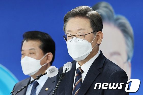 李, 대선 55일 앞두고 지지율 역전·돌발 악재…정책행보로 돌파