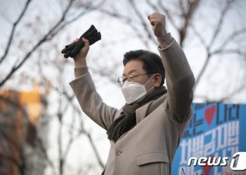 李 수도권 매타버스 이틀째…1인가구 찾고 시민과 송리단길 걷는다