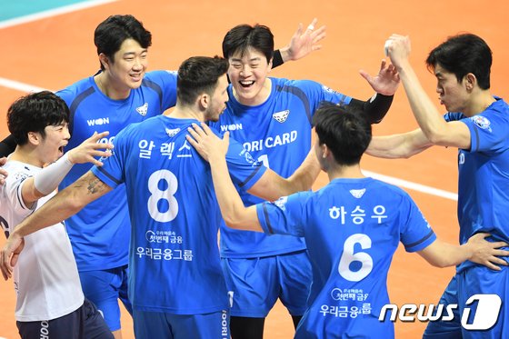 발동 걸린 ‘우승후보’ 우리카드의 6연승, 남자부 순위 판도 흔든다