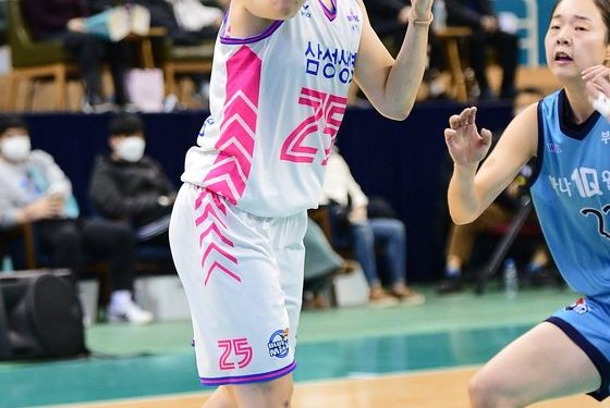 ‘배혜윤 28점’ 삼성생명, 최하위 하나원큐 제압…PO 보인다