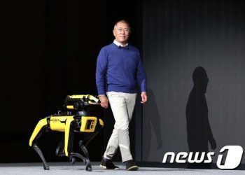 로봇 미래 본 정의선…”휴대폰처럼 스팟 데리고 다니는 세상 온다”