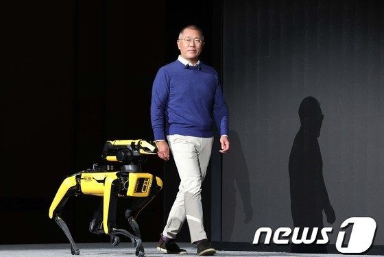 로봇 미래 본 정의선…”휴대폰처럼 스팟 데리고 다니는 세상 온다”