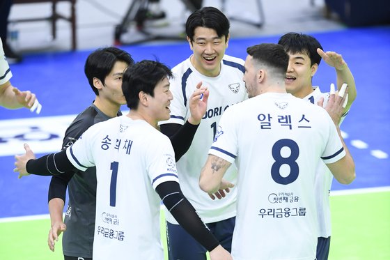 ‘알렉스‧나경복 34득점 합작’ 우리카드, 한국전력 완파…7연승, 3위 도약