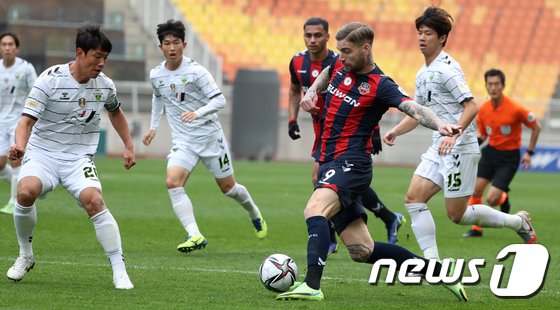 이승우·김현 영입한 수원 FC…기대되는 ‘더공’ 축구