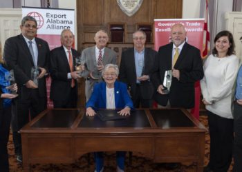 아이비 주지사, 성공적인 앨라배마 수출 기업 7곳 시상