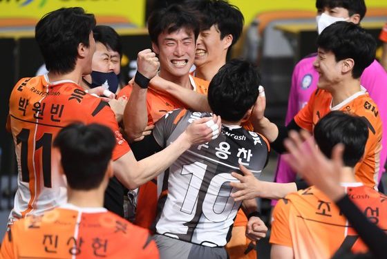 ‘레오 29점’ OK금융그룹, KB손해보험 3-0 완파하고 최하위 탈출