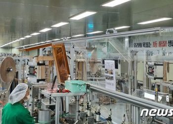 스벅 종이 빨대 어떻게 만드나 봤더니…”380도 열에서 순식간에”