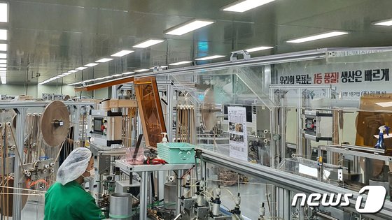 스벅 종이 빨대 어떻게 만드나 봤더니…”380도 열에서 순식간에”