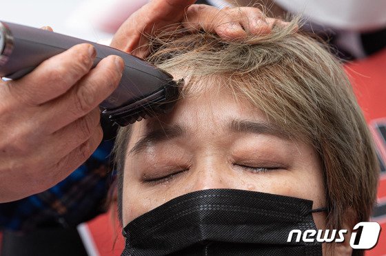 “소상공인 지원예산 50조원 증액을…文대통령, 홍남기 해임을”