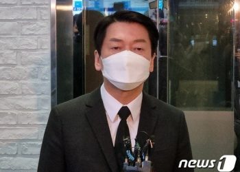 유세 첫날 동지 잃은 안철수 후보, 장례식장 찾아 유가족 위로