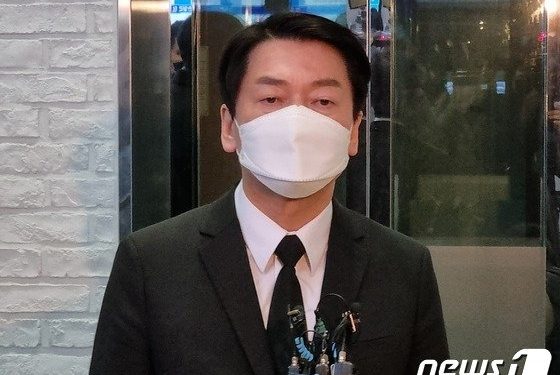 유세 첫날 동지 잃은 안철수 후보, 장례식장 찾아 유가족 위로