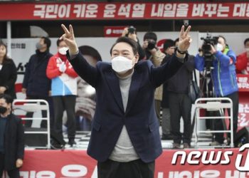 김대중·노무현 띄우는 尹, 文정부 비판할 땐 ‘이 정권’…숨은 전략은