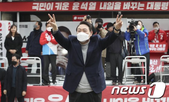 김대중·노무현 띄우는 尹, 文정부 비판할 땐 ‘이 정권’…숨은 전략은