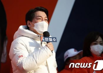 악재 덮친 안철수…부인 코로나 확진에 선거운동원 사망까지