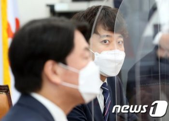이준석 “난 조롱했지만 안철수는 협박…文, 安 손잡았으면 대통령 못됐다”