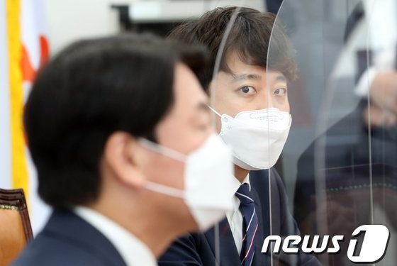 이준석 “난 조롱했지만 안철수는 협박…文, 安 손잡았으면 대통령 못됐다”