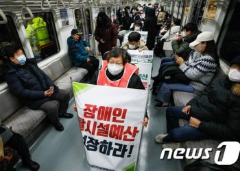 출근길 지하철 지연 ‘언제까지?’…”장애인 살펴야 vs 시민 볼모 안된다”
