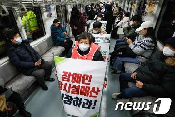 출근길 지하철 지연 ‘언제까지?’…”장애인 살펴야 vs 시민 볼모 안된다”