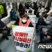 출근길 지하철 지연 ‘언제까지?’…”장애인 살펴야 vs 시민 볼모 안된다”