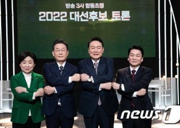 첫 ‘4자 TV토론’ 임한 후보들 표정은…과연 누가 웃었나