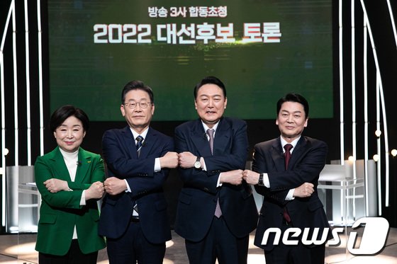 첫 ‘4자 TV토론’ 임한 후보들 표정은…과연 누가 웃었나