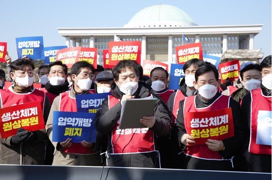 거리로 나선 중소건설업체들…”대기업이 2~3억 공사도 싹쓸이”