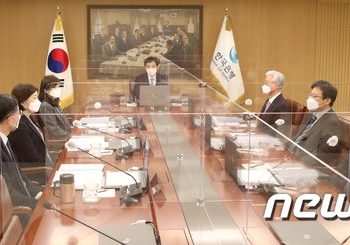 치솟는 물가에 기준금리 움찔…”이르면 2분기 추가 인상” 전망