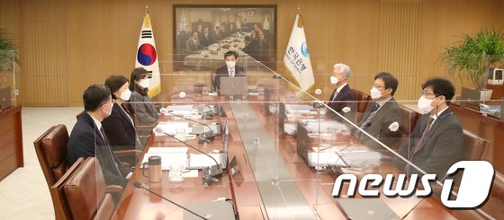 치솟는 물가에 기준금리 움찔…”이르면 2분기 추가 인상” 전망