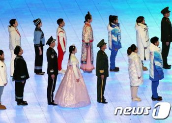 靑 “한복, 우리 전통문화라는 건 전 세계가 인정…동향 주시”