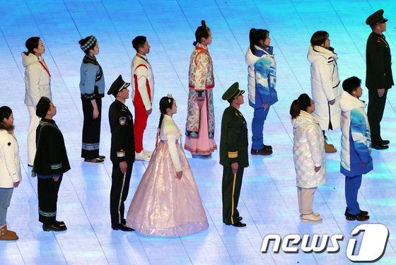 靑 “한복, 우리 전통문화라는 건 전 세계가 인정…동향 주시”