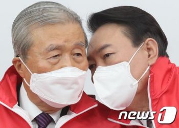 김종인 “김건희 ‘잔칫집 기웃’ 날 뭘로 보고…尹 주려던 비책, 찢었다”