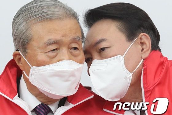 김종인 “김건희 ‘잔칫집 기웃’ 날 뭘로 보고…尹 주려던 비책, 찢었다”