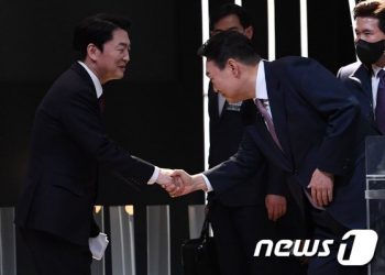 ‘담판’ 들고 단일화 미는 尹…이준석 반대 넘고 安의 선택 끌어낼까