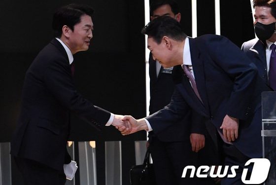 ‘담판’ 들고 단일화 미는 尹…이준석 반대 넘고 安의 선택 끌어낼까