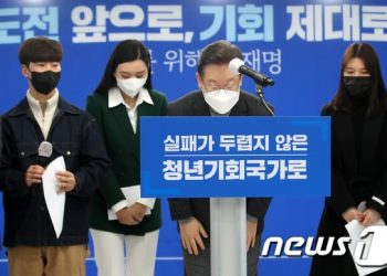 20대 못잡는 이재명…지지자들 “누구처럼 여가부 폐지라도 말해야”