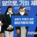 20대 못잡는 이재명…지지자들 “누구처럼 여가부 폐지라도 말해야”