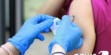 돌파감염·확진자 5만명 육박인데…늘어나는 “백신 안 맞겠다”