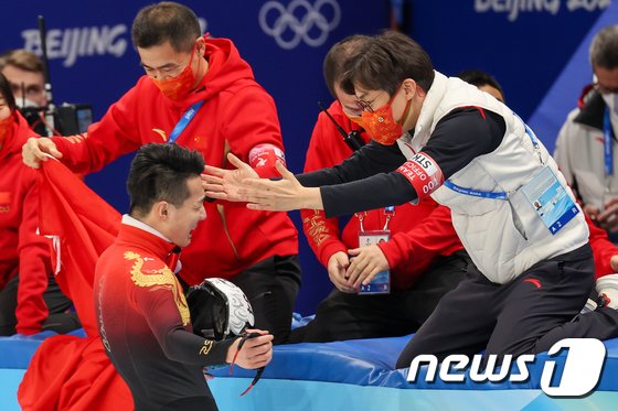 중국쇼트트랙, 또 논란의 금메달…김선태 감독은 인터뷰 거절