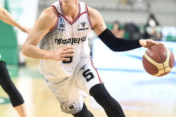 ‘변준형 더블더블’ KGC, DB 완파하고 3위 현대모비스 맹추격