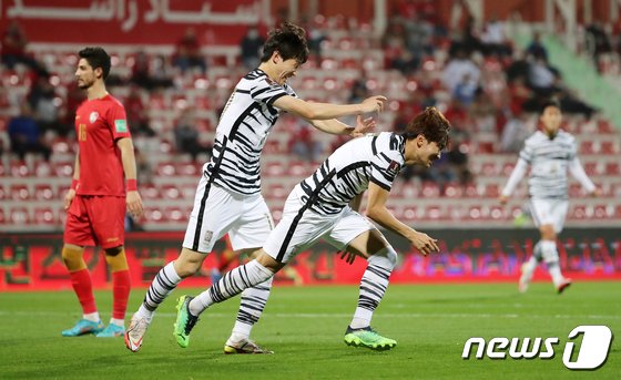 한국축구, 월드컵 본선 10연속 진출 조기 확정…시리아 2-0 제압