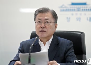 文대통령 “우크라 침공 정당화 안돼…對러시아 경제 제재 동참”(종합)