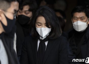 與 “김건희 앤디워홀전 허위 의혹” vs 野 “새빨간 거짓말”