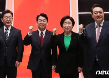 ‘대통령처럼’…李·尹, 우크라 침공에 앞다퉈 ‘긴급 안보회의’ 주재