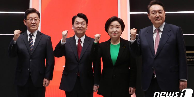 ‘대통령처럼’…李·尹, 우크라 침공에 앞다퉈 ‘긴급 안보회의’ 주재