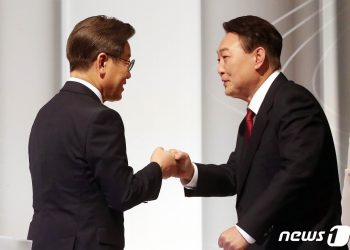 李-尹 정치개혁·대장동 건건이 격돌…단일화 신경전도