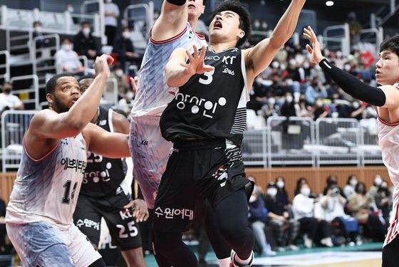 ‘정성우 19득점’ KT 5연승 질주 신바람…KGC 8연승 실패