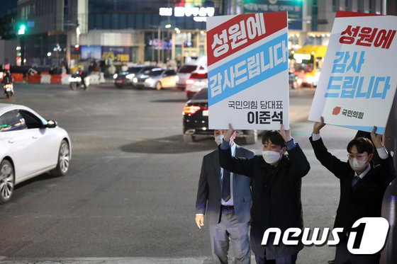 안팎으로 얻어맞는 이준석…정미경 “갈라치기 부적절”· 박지현 “은퇴해야”