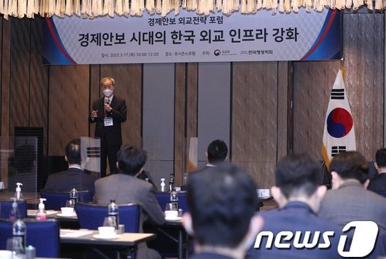 정권교체기에 ‘통상’ 되찾겠다는 외교부… 산업부와 힘겨루기