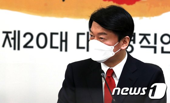 안철수 “최대 확진자 숫자도 틀리고, 전망도 틀려”…방역정책 제동?